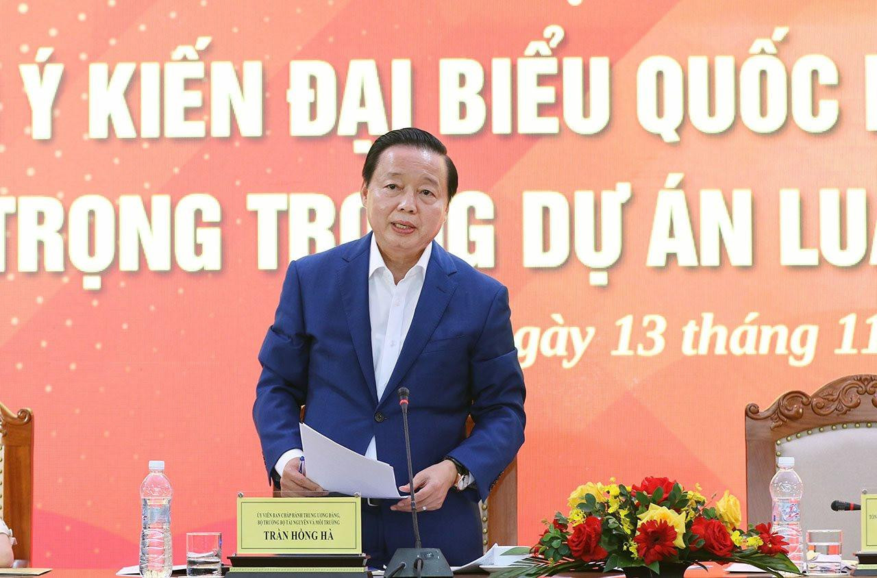 Bộ trưởng Bộ TN&MT Trần Hồng Hà phát biểu tại Hội thảo tham vấn ý kiến Đại biểu Quốc hội về một số nội dung quan trọng trong dự án Luật Đất đai (sửa đổi) do Bộ TN&MT phối hợp với Văn phòng Quốc hội, Báo Đại biểu Nhân dân tổ chức. (Ảnh:Báo TN&MT) Bộ trưởng Bộ TN&MT Trần Hồng Hà phát biểu tại Hội thảo tham vấn ý kiến Đại biểu Quốc hội về một số nội dung quan trọng trong dự án Luật Đất đai (sửa đổi) do Bộ TN&MT phối hợp với Văn phòng Quốc hội, Báo Đại biểu Nhân dân tổ chức. (Ảnh:Báo TN&MT)