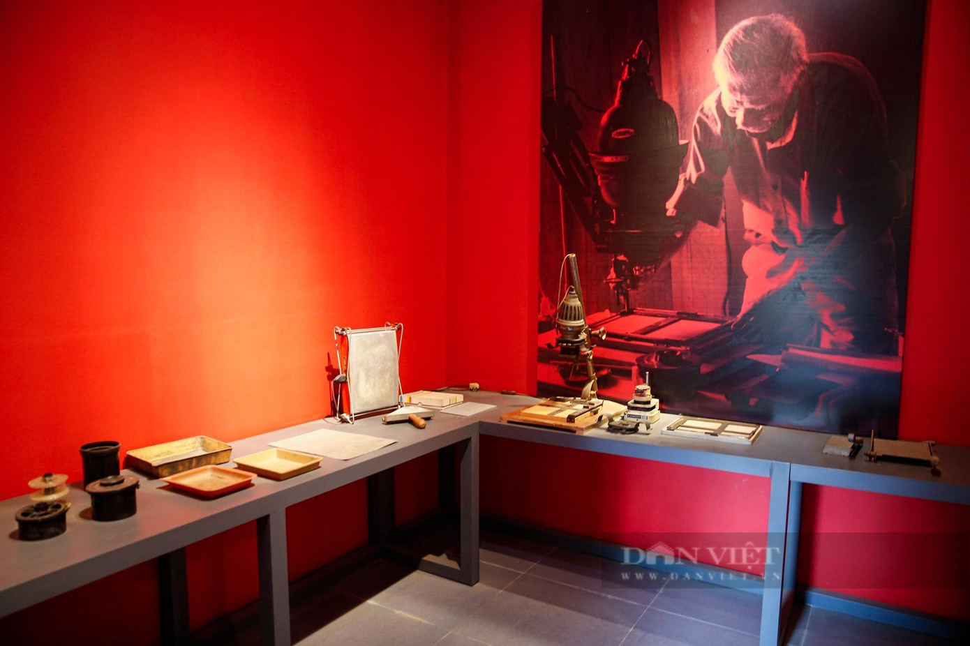 Trong ảnh là phòng tái hiện không gian in phóng ảnh thời xưa, căn phòng hẹp dùng ánh sáng đỏ của buồng tối tráng phim, rửa ảnh.
