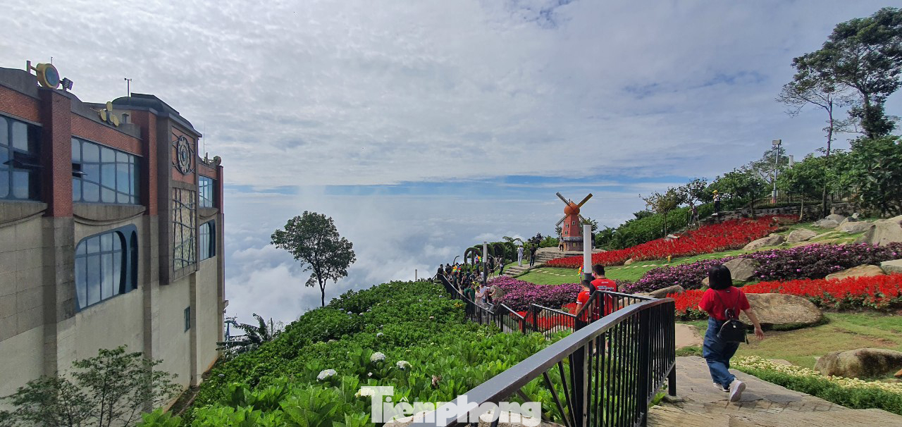 Dịch vụ lưu trú trên đỉnh núi Bà Đen nhờ vậy mà luôn kín phòng.