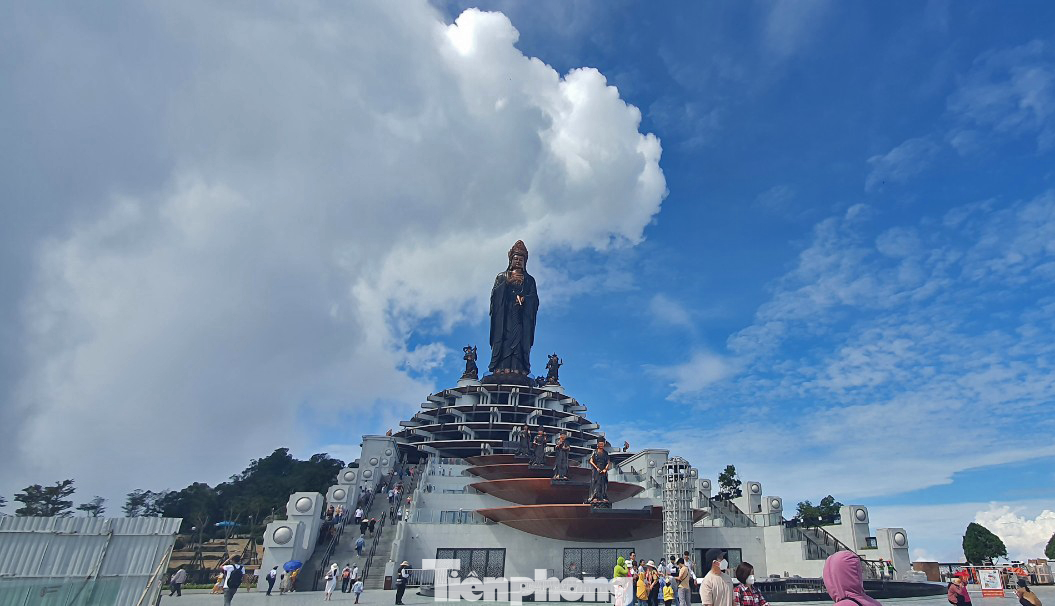 Trên đỉnh núi Bà Đen hiện có tượng Phật Tây Bổ Đà Sơn, được mệnh danh là “tượng Phật Bà bằng đồng cao nhất tại châu Á đứng trên đỉnh núi”, được đúc bằng đồng nguyên khối, có tổng chiều cao đạt 72m, đứng giữa mây ngàn mang ý nghĩa phù hộ độ trì cho chúng sinh.