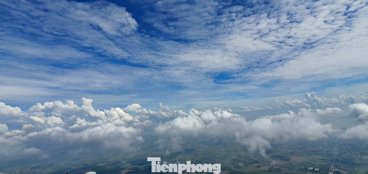 Núi Bà Đen cách TP HCM hơn 100km, nổi tiếng là có cảnh sắc thiên nhiên hùng vĩ gắn với những huyền thoại tâm linh ly kỳ như chuyện rắn thần hiển linh, cậu Bảy – thần núi cho đến huyền thoại về “Linh Sơn Thánh Mẫu” - nàng Lý Thị Thiên Hương (Bà Đen) cứu nhân độ thế, ban phước lành, may mắn và tài lộc.