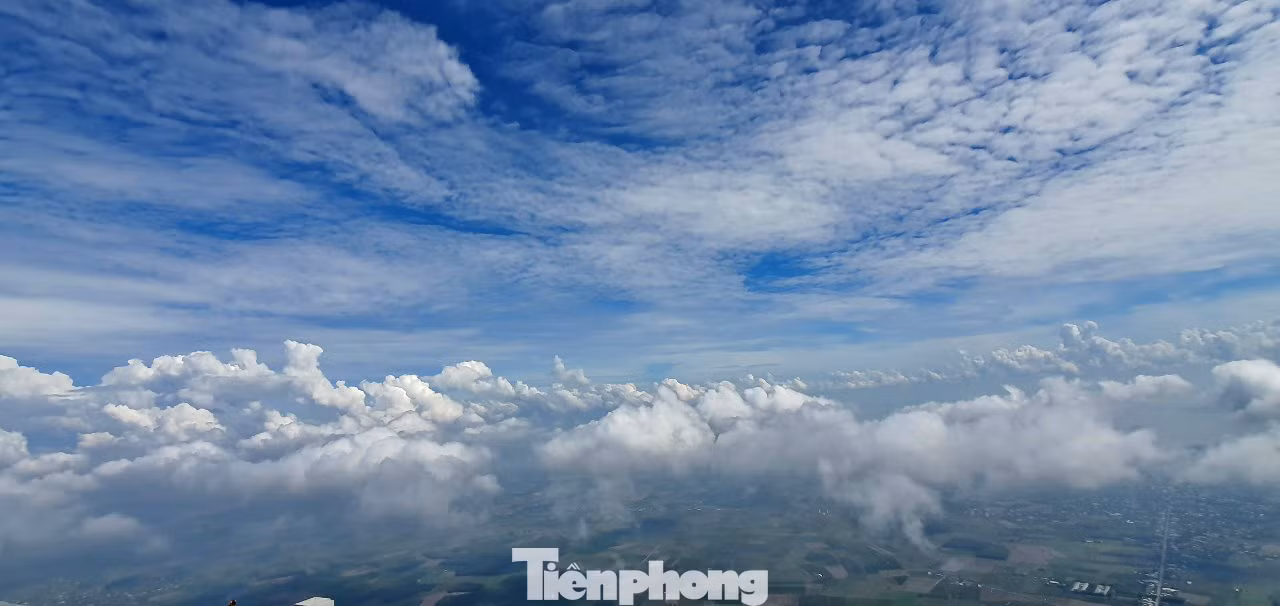 Núi Bà Đen cách TP HCM hơn 100km, nổi tiếng là có cảnh sắc thiên nhiên hùng vĩ gắn với những huyền thoại tâm linh ly kỳ như chuyện rắn thần hiển linh, cậu Bảy – thần núi cho đến huyền thoại về “Linh Sơn Thánh Mẫu” - nàng Lý Thị Thiên Hương (Bà Đen) cứu nhân độ thế, ban phước lành, may mắn và tài lộc.