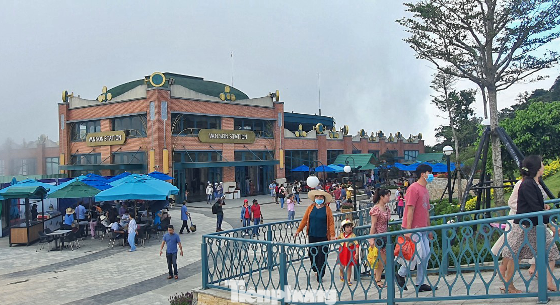 Các khu phục vụ dịch vụ ăn uống trên đỉnh núi Bà Đen chật ních người, du khách phải xếp hàng dài để mua đồ ăn, nước uống.