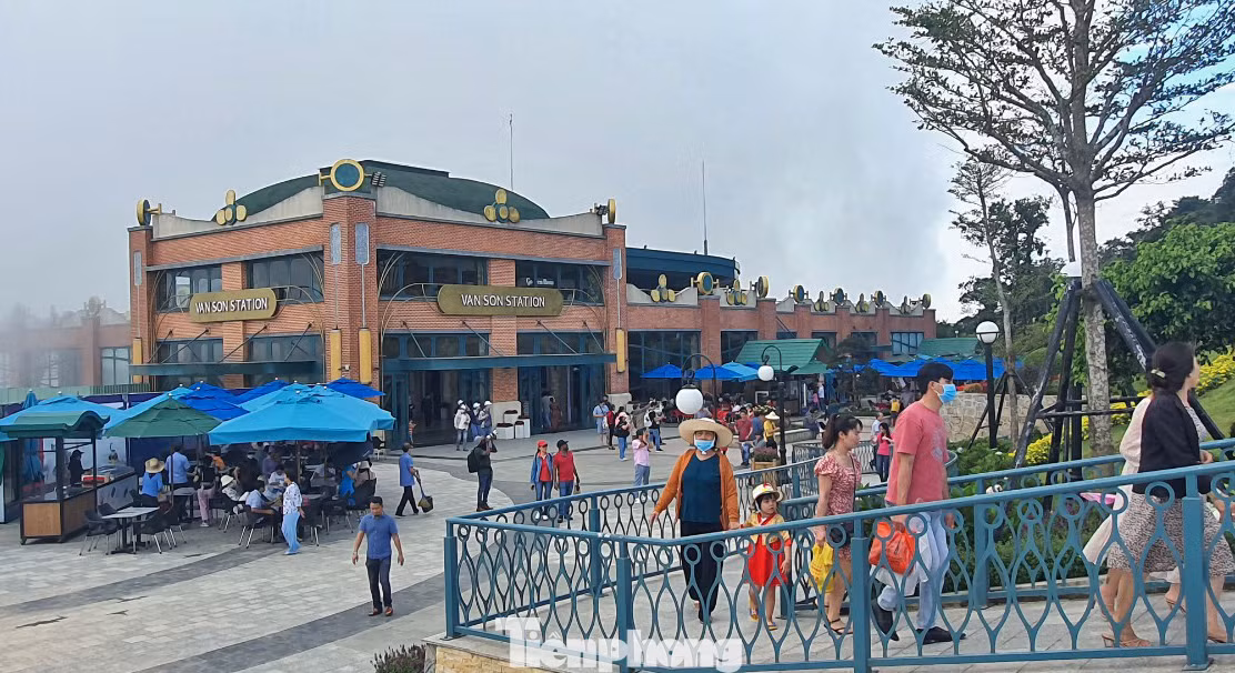 Các khu phục vụ dịch vụ ăn uống trên đỉnh núi Bà Đen chật ních người, du khách phải xếp hàng dài để mua đồ ăn, nước uống.