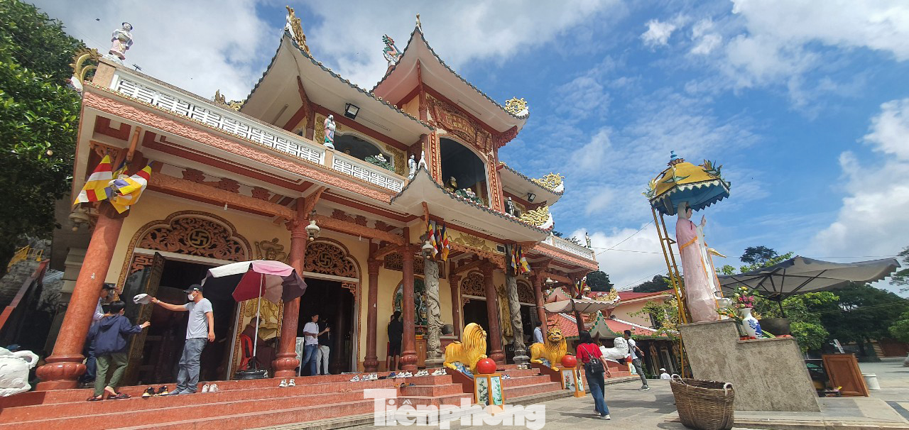 Ngoài đỉnh núi Bà Đen và chùa Bà Đen, du khách còn có thể viếng thăm Chùa Linh Sơn Long Châu (chùa Hang), nơi lưu giữ bia tưởng niệm 181 liệt sĩ của Bộ Tham mưu miền B2 đã hy sinh trong cuộc kháng chiến chống Đế quốc Mỹ.