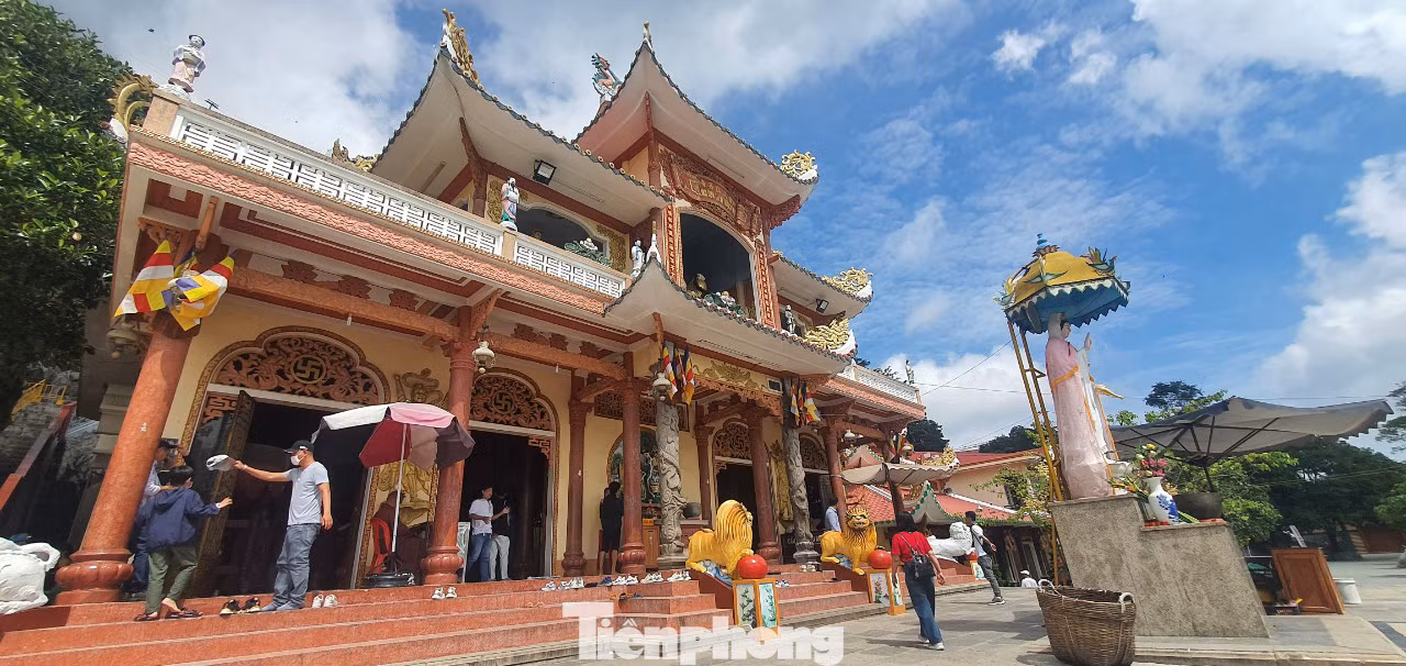 Ngoài đỉnh núi Bà Đen và chùa Bà Đen, du khách còn có thể viếng thăm Chùa Linh Sơn Long Châu (chùa Hang), nơi lưu giữ bia tưởng niệm 181 liệt sĩ của Bộ Tham mưu miền B2 đã hy sinh trong cuộc kháng chiến chống Đế quốc Mỹ.