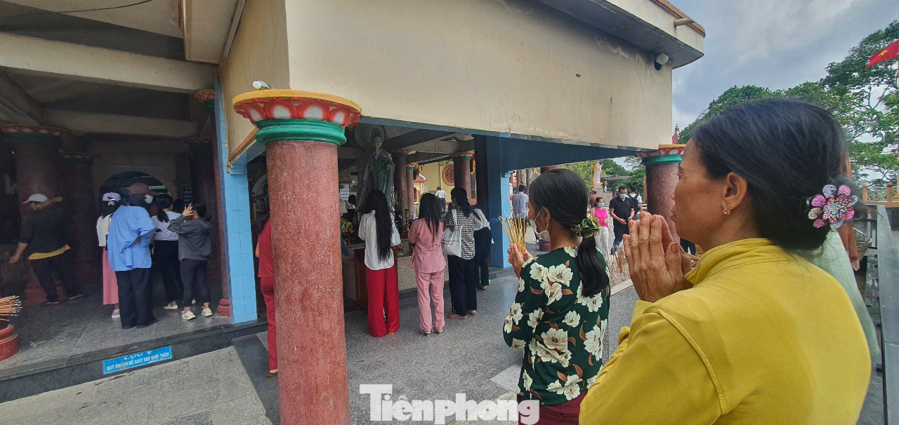 Ngoài những ngôi cổ tự phía trên, du khách cũng có thể ghé thăm chùa Quan Âm (Động Ba Cô), ngôi chùa nằm ở vị trí cao nhất trong quần thể di tích tâm linh núi Bà Đen...