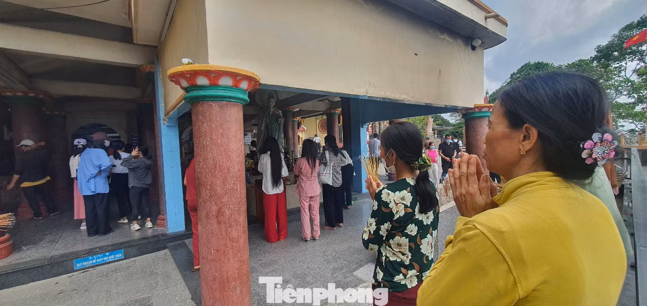 Ngoài những ngôi cổ tự phía trên, du khách cũng có thể ghé thăm chùa Quan Âm (Động Ba Cô), ngôi chùa nằm ở vị trí cao nhất trong quần thể di tích tâm linh núi Bà Đen...