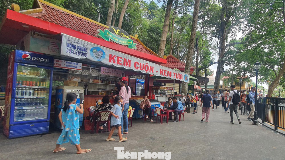 Bà K (46 tuổi), bán hàng tại đỉnh núi Bà Đen cho biết, nhờ hiện tượng “mây đĩa bay” mà lượng du khách đổ về núi đông kinh khủng khiếp trong 2 ngày cuối tuần, gấp 2 lần ngày bình thường và sau 2 năm đại dịch đến nay, đây là lần đầu bà thấy du khách về đây đông đến vậy.