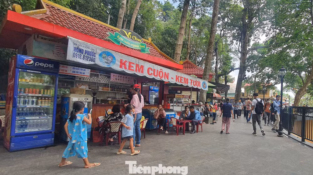 Bà K (46 tuổi), bán hàng tại đỉnh núi Bà Đen cho biết, nhờ hiện tượng “mây đĩa bay” mà lượng du khách đổ về núi đông kinh khủng khiếp trong 2 ngày cuối tuần, gấp 2 lần ngày bình thường và sau 2 năm đại dịch đến nay, đây là lần đầu bà thấy du khách về đây đông đến vậy.