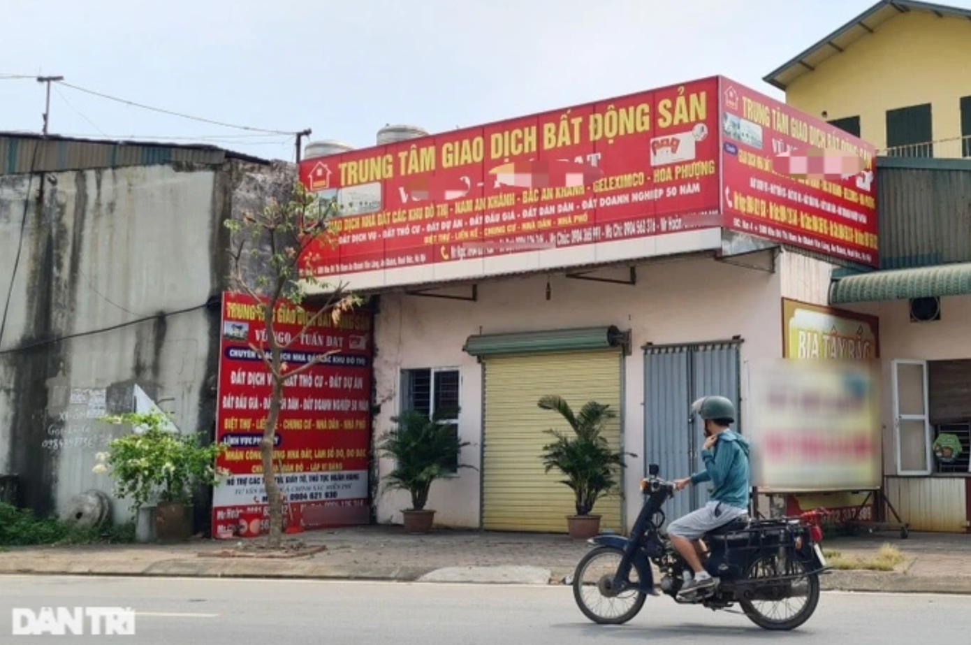 Không thể gồng lỗ, nhiều doanh nghiệp, văn phòng môi giới bất động sản đã phải đóng cửa (Ảnh: Hà Phong).