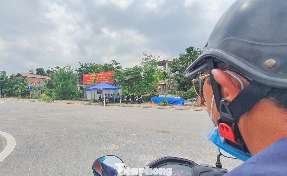 Nhiều xe ôm chuyển nghề sang làm môi giới đất, nhưng hiện tại lại đang lao đao vì không có thu nhập. Nhiều xe ôm chuyển nghề sang làm môi giới đất, nhưng hiện tại lại đang lao đao vì không có thu nhập.