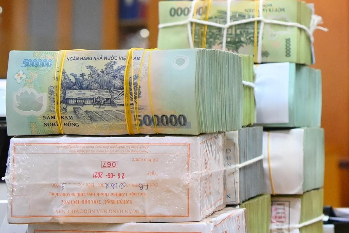 Các doanh nghiệp đang bị áp lực về dòng tiền khi ngân hàng siết cho vay bất động sản (Ảnh: Tiến Tuấn).