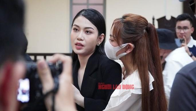 Nguyễn Xuân Hương Trang (áo trắng) và bị hại Nguyễn Xuân Hương Trang (áo trắng) và bị hại