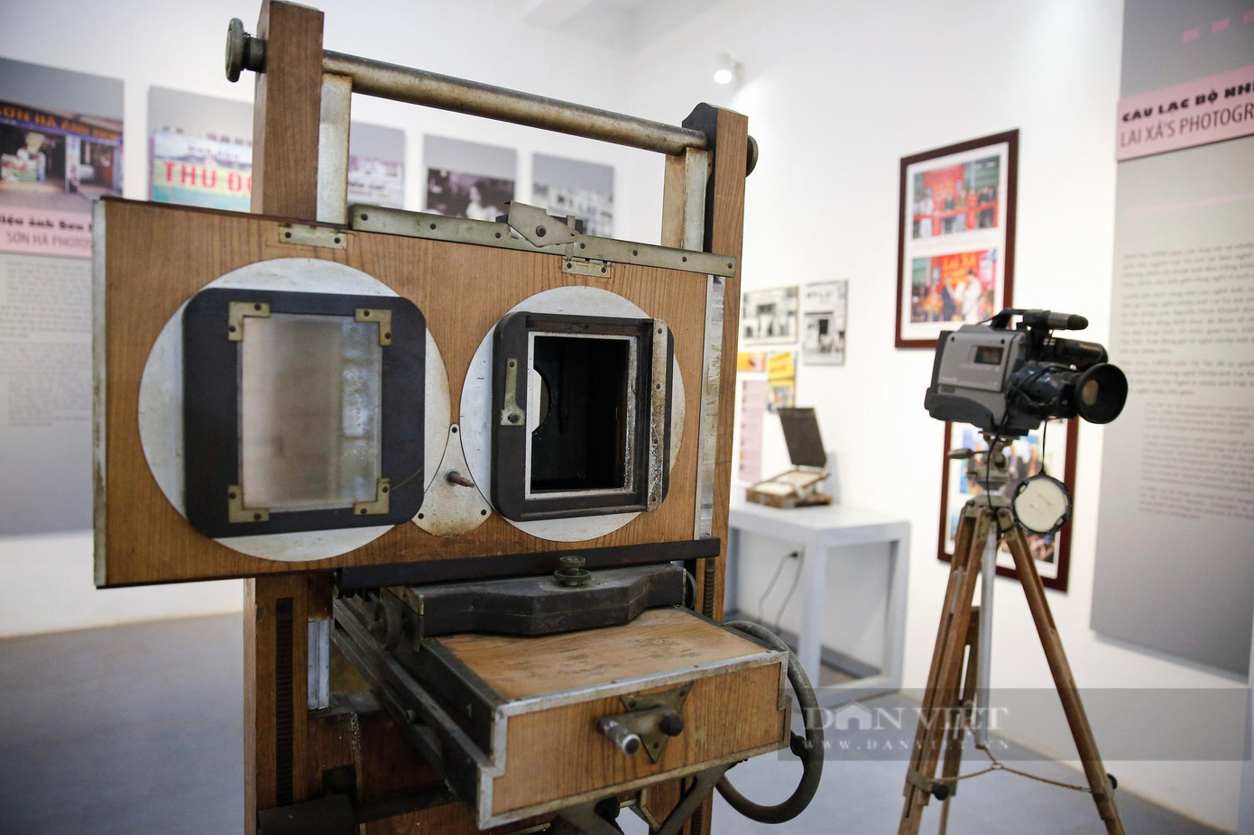 Các hiện vật liên quan đến lịch sử nghề nhiếp ảnh đầu tiên tại Việt Nam cho đến thời kỳ kháng chiến chống Pháp, chống Mỹ cứu nước đều được trưng bày tại bảo tàng nhiếp ảnh Lai Xá.