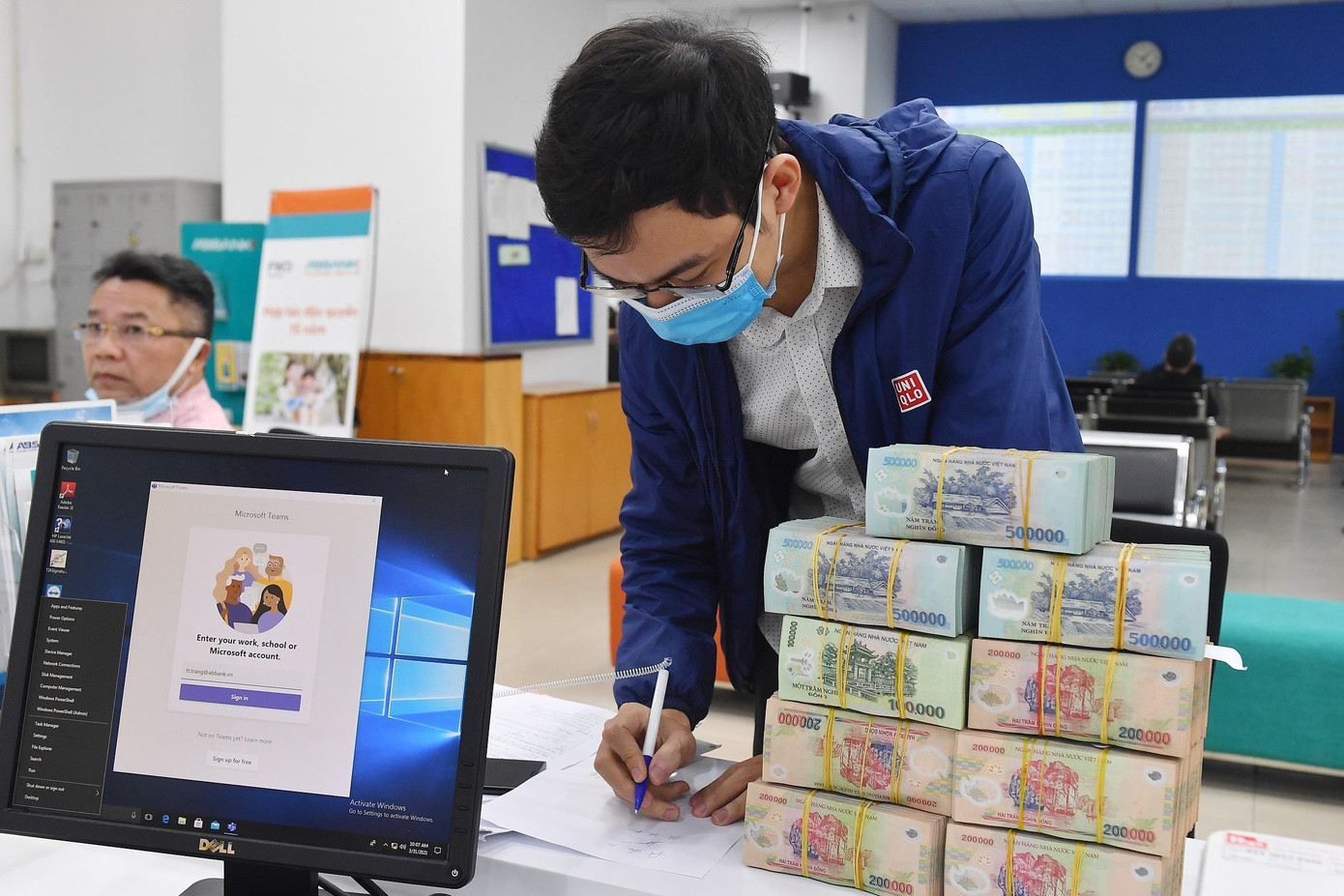 Vay tín dụng khó khăn, ảnh hưởng lớn đến nhiều người mua nhà, xe vào dịp cuối năm. Ảnh: Hoàng Hà. Vay tín dụng khó khăn, ảnh hưởng lớn đến nhiều người mua nhà, xe vào dịp cuối năm. Ảnh: Hoàng Hà.