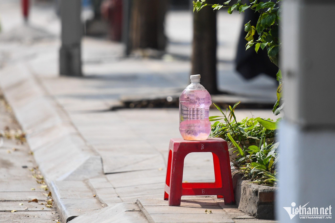 Xăng được đựng trong những chai nhựa có thể tích 1-1,5 lít, đặt sát vỉa hè.