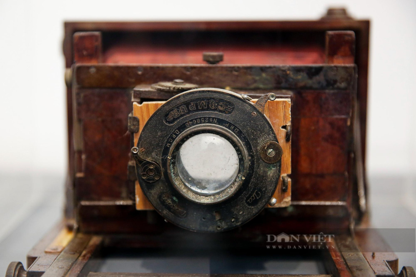 Đây là chiếc máy ảnh được sử dụng từ thời cụ Nguyễn Đình Khánh và tại các hiệu ảnh ngày xưa. Máy ảnh gỗ đứng có tuổi đời hàng trăm năm của hiệu ảnh Mỹ Lai. Ông Nguyễn Văn Thắng – Đại diện của làng nghề chia sẻ trước đây, khi chưa có bảo tàng chúng tôi có liên hệ muốn được giữ lại máy ảnh này nhưng người ta không đồng ý vì sợ sẽ không bảo tồn được. Sau khi bảo tàng thành lập, chủ hiệu ảnh Mỹ Lai về tham quan và đồng ý quyên góp máy ảnh cho bảo tàng.