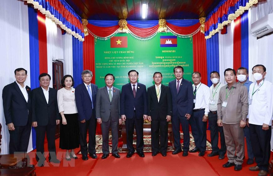 Chủ tịch Quốc hội Vương Đình Huệ với Phó Tỉnh trưởng Kampong Thom Nhek Bankheng cùng đại biểu. (Ảnh: Doãn Tấn/TTXVN) Chủ tịch Quốc hội Vương Đình Huệ với Phó Tỉnh trưởng Kampong Thom Nhek Bankheng cùng đại biểu. (Ảnh: Doãn Tấn/TTXVN)