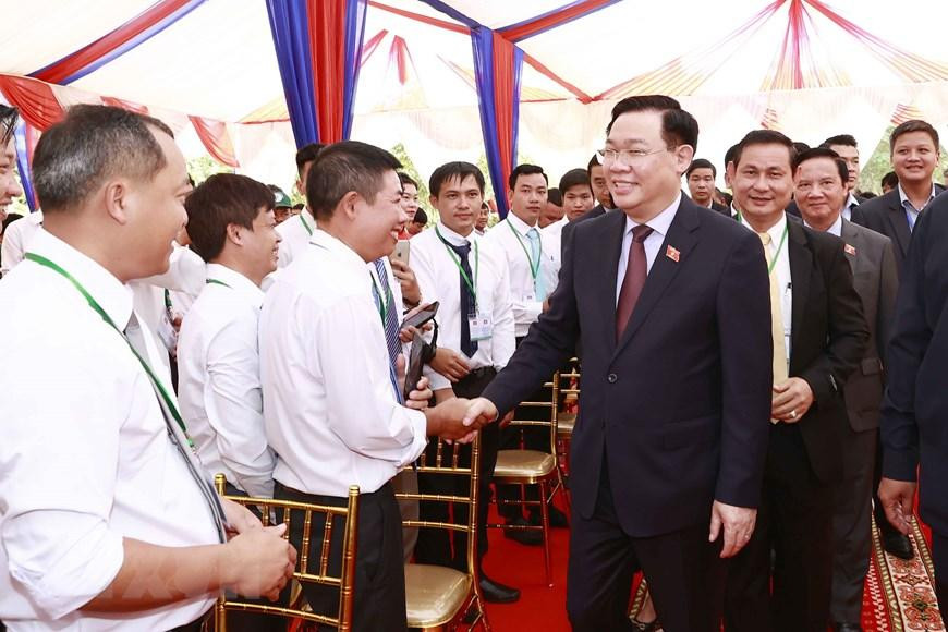 Chủ tịch Quốc hội Vương Đình Huệ với các cán bộ, kỹ sư Nhà máy chế biến cao su Tân Biên. (Ảnh: Doãn Tấn/TTXVN) Chủ tịch Quốc hội Vương Đình Huệ với các cán bộ, kỹ sư Nhà máy chế biến cao su Tân Biên. (Ảnh: Doãn Tấn/TTXVN)