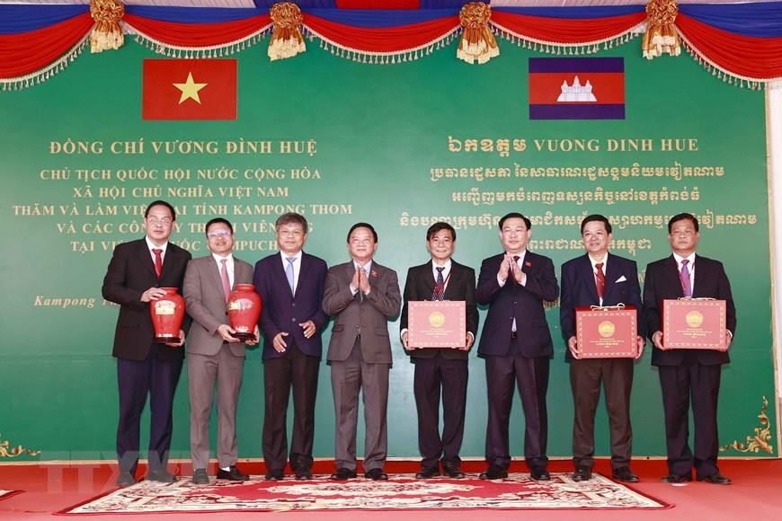 Chủ tịch Quốc hội Vương Đình Huệ tặng quà lưu niệm cho đại biểu. (Ảnh: Doãn Tấn/TTXVN) Chủ tịch Quốc hội Vương Đình Huệ tặng quà lưu niệm cho đại biểu. (Ảnh: Doãn Tấn/TTXVN)