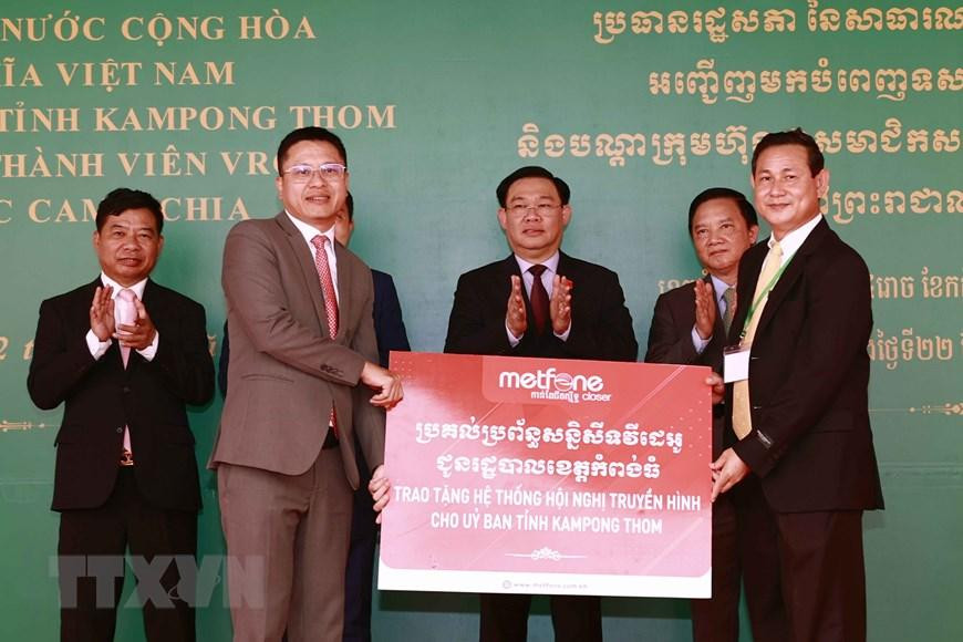 Chủ tịch Quốc hội Vương Đình Huệ và đại biểu chứng kiến doanh nghiệp Metfone trao tặng hệ thống Hội nghị truyền hình cho Uỷ ban tỉnh Kampong Thom. (Ảnh: Doãn Tấn/TTXVN) Chủ tịch Quốc hội Vương Đình Huệ và đại biểu chứng kiến doanh nghiệp Metfone trao tặng hệ thống Hội nghị truyền hình cho Uỷ ban tỉnh Kampong Thom. (Ảnh: Doãn Tấn/TTXVN)