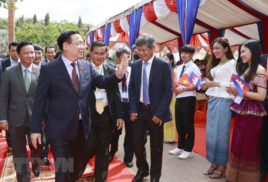 Chủ tịch Quốc hội Vương Đình Huệ với lãnh đạo, công nhân Nhà máy chế biến cao su Tân Biên. (Ảnh: Doãn Tấn/TTXVN) Chủ tịch Quốc hội Vương Đình Huệ với lãnh đạo, công nhân Nhà máy chế biến cao su Tân Biên. (Ảnh: Doãn Tấn/TTXVN)