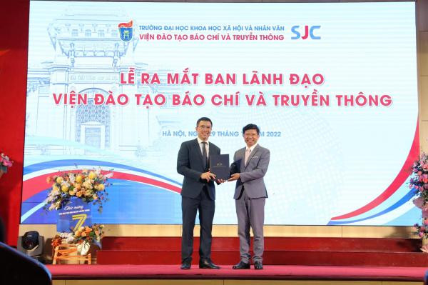 GS.TS Hoàng Anh Tuấn, Hiệu Trưởng Trường ĐHKHXH&amp;NV trao quyết định bổ nhiệm Viện trưởng Viện ĐTBC&amp;TT cho TS Phan Văn Kiền.