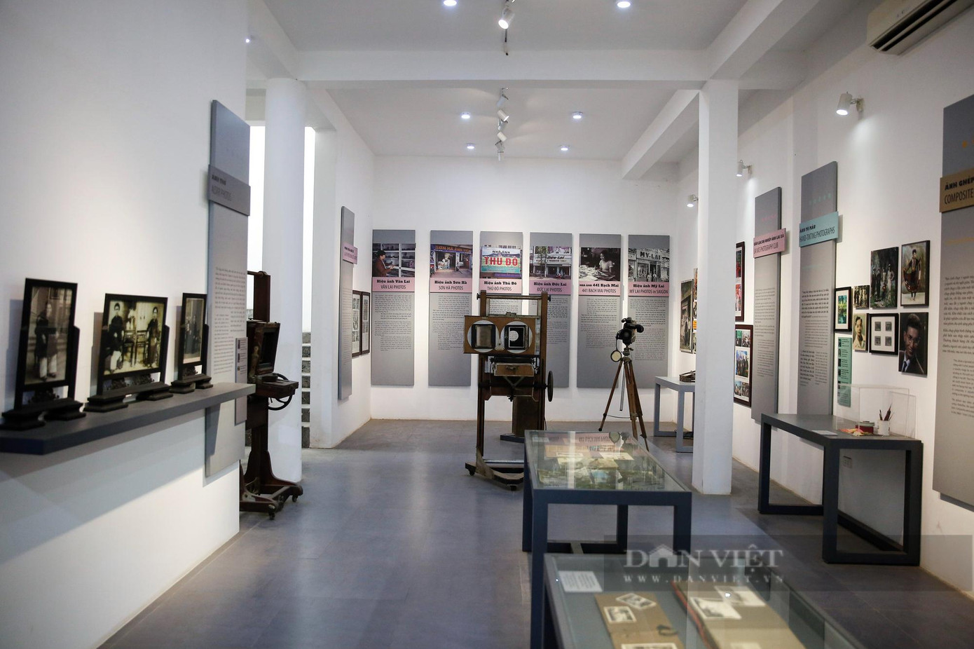 Với diện tích 300 m2, bảo tàng nhiếp ảnh Lai Xá hiện là nơi trưng bày khoảng 150 bức ảnh, 25 pano bài viết dẫn dắt và gần 15 tủ kính với khoảng 150 hiện vật. Những người chịu trách nhiệm nội dung và trưng bày có PGS,TS. Nguyễn Văn Huy, nguyên Giám đốc Bảo tàng Dân tộc học và bà Veronique Dollfus - chuyên gia tư vấn thiết kế bảo tàng người Pháp.