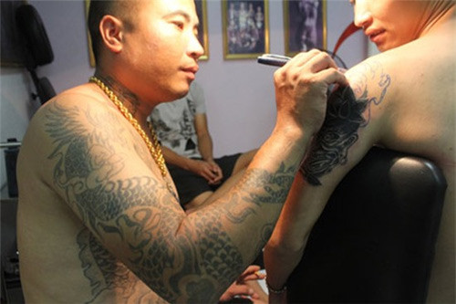 Xăm hình là một nghề và một thú vui khá nhạy cảm ở Việt Nam.