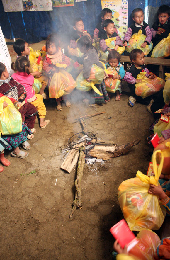 Các em sưởi ấm bên bếp lửa