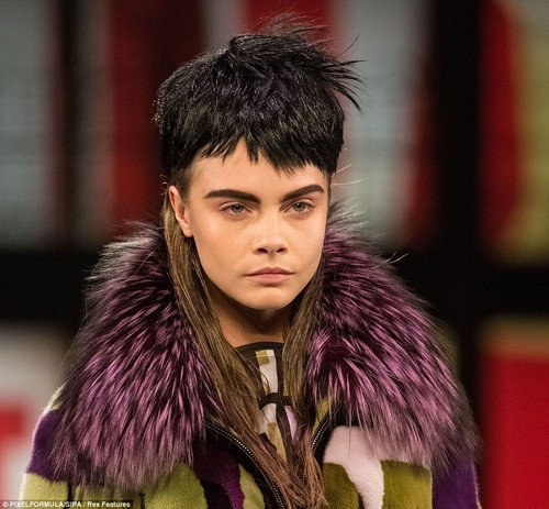 Những kiểu tóc 'nổi loạn' trên sàn catwalk Paris ảnh 1