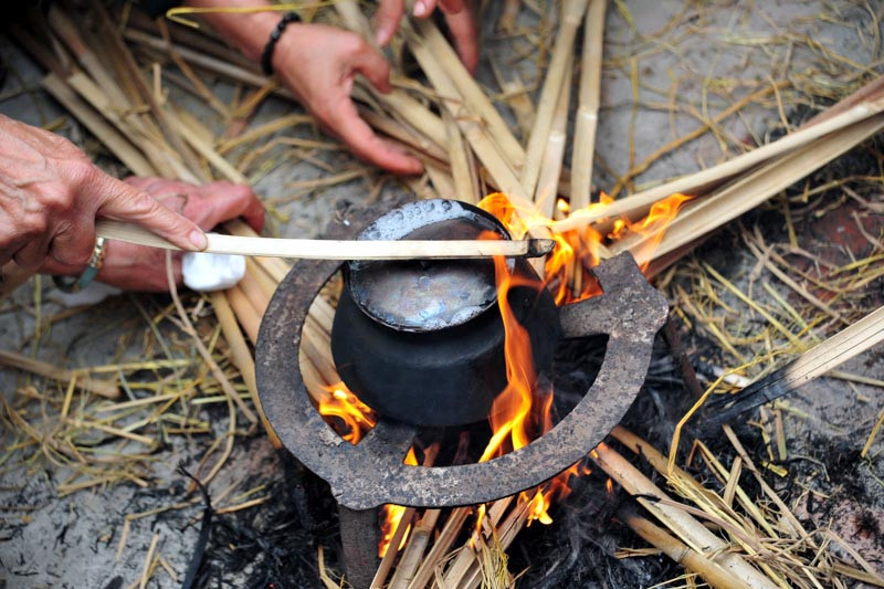 Việc nấu cơm trở nên khẩn trương hơn bao giờ hết