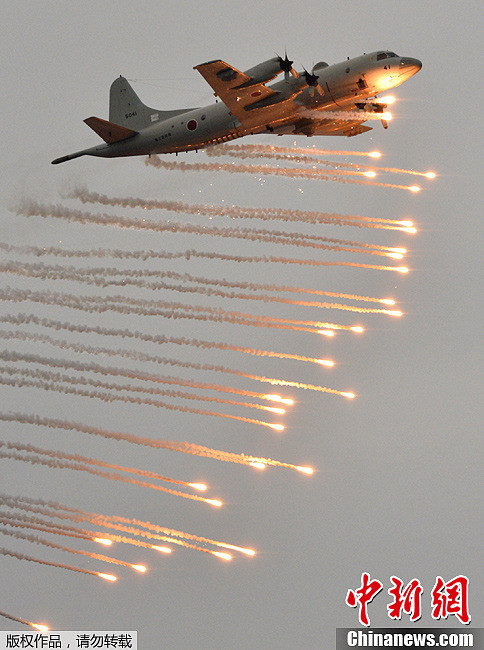 Máy bay Hải quân Nhật Bản tung hoành trên bầu trời vùng biển trong ngày 14 tháng 10