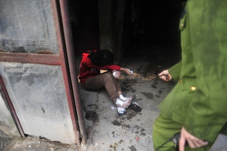 Cô gái đang ngủ được đánh thức dậy và Cảnh sát PCCC đã kịp sơ cứu. Cô gái đang ngủ được đánh thức dậy và cs pccc đã kịp sơ cứu