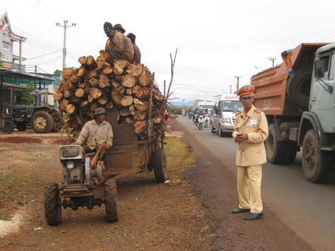 Rất khó xử lý xe công nông. Ảnh: L.K