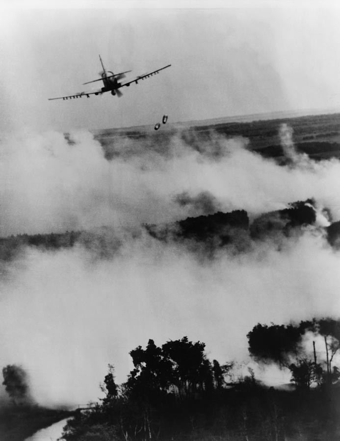 Máy bay KQHQ Mỹ bay yểm trợ hỏa lực trên chiến trường