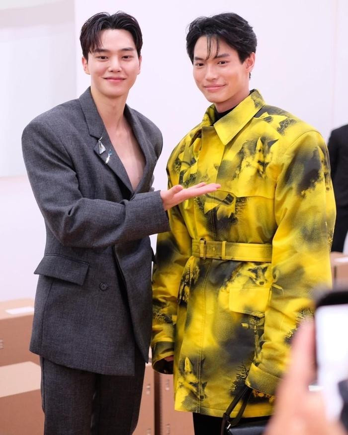 Win Metawin (phải) và Song Kang (trái) lần lượt xếp hạng 2 và 3 về chỉ số EMV sau màn xuất hiện ở show diễn thời trang nam của Prada tại Milan. Win mang về 4,97 triệu đôla (gần 117 tỷ đồng), trong khi Song Kang mang về 2,71 triệu đôla (gần 64 tỷ đồng) cho Prada. Win Metawin (phải) và Song Kang (trái) lần lượt xếp hạng 2 và 3 về chỉ số EMV sau màn xuất hiện ở show diễn thời trang nam của Prada tại Milan. Win mang về 4,97 triệu đôla (gần 117 tỷ đồng), trong khi Song Kang mang về 2,71 triệu đôla (gần 64 tỷ đồng) cho Prada.