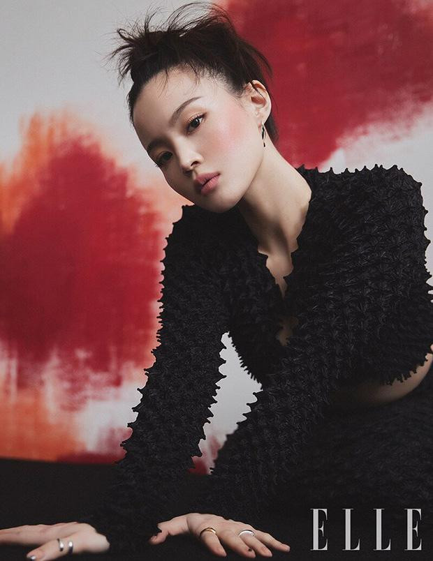 Lee Hi trong phiên bản màu đen của set cardigan trên tạp chí ELLE.