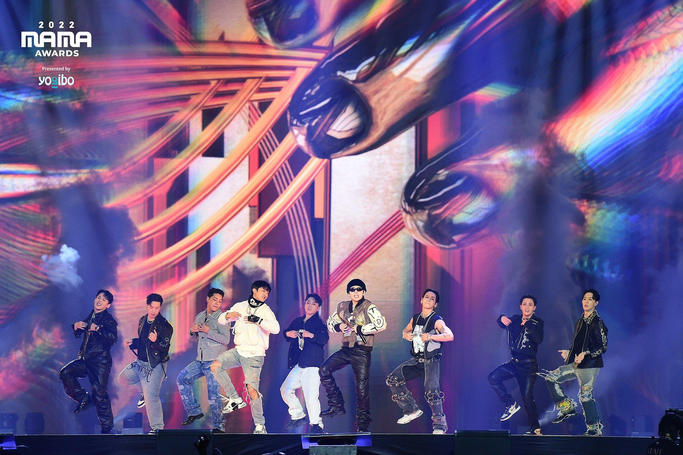 Zico cùng dàn trưởng nhóm của Street Man Fighter biểu diễn trong sân khấu New Thing. Zico cùng dàn trưởng nhóm của Street Man Fighter biểu diễn trong sân khấu New Thing.