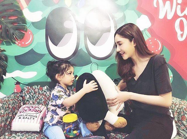 Tangmo Nida hạnh phúc bên con gái nuôi. Tangmo Nida hạnh phúc bên con gái nuôi.