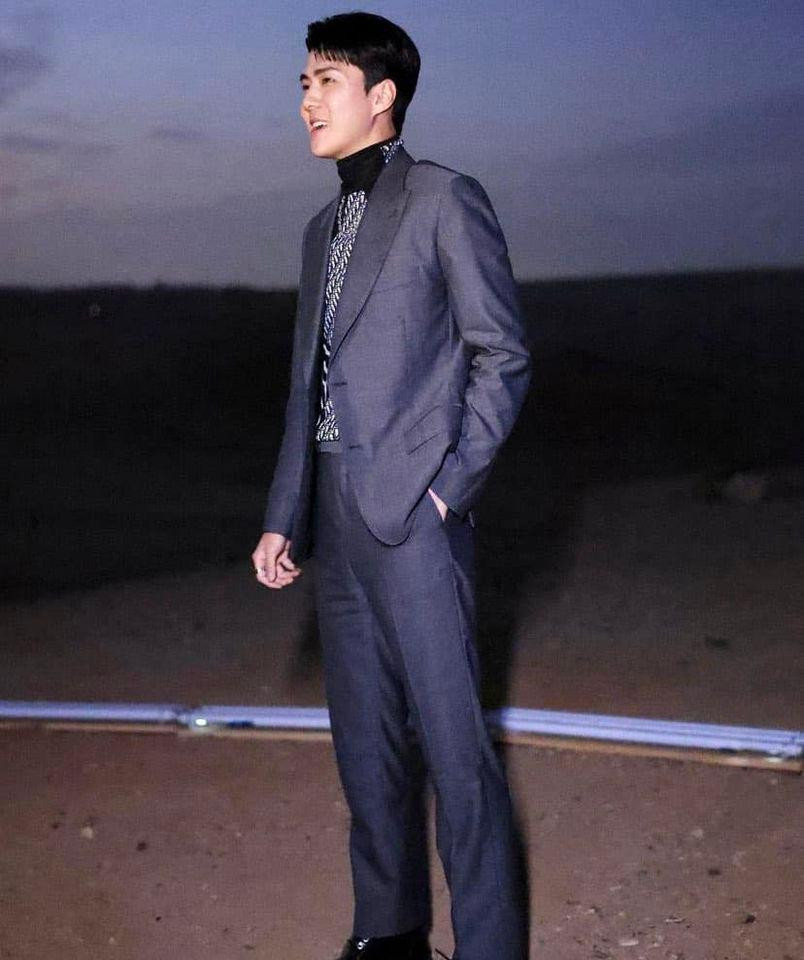 Oh Sehun xuất hiện thời thượng, tựa như tổng tài trong các bộ truyện ngôn tình.