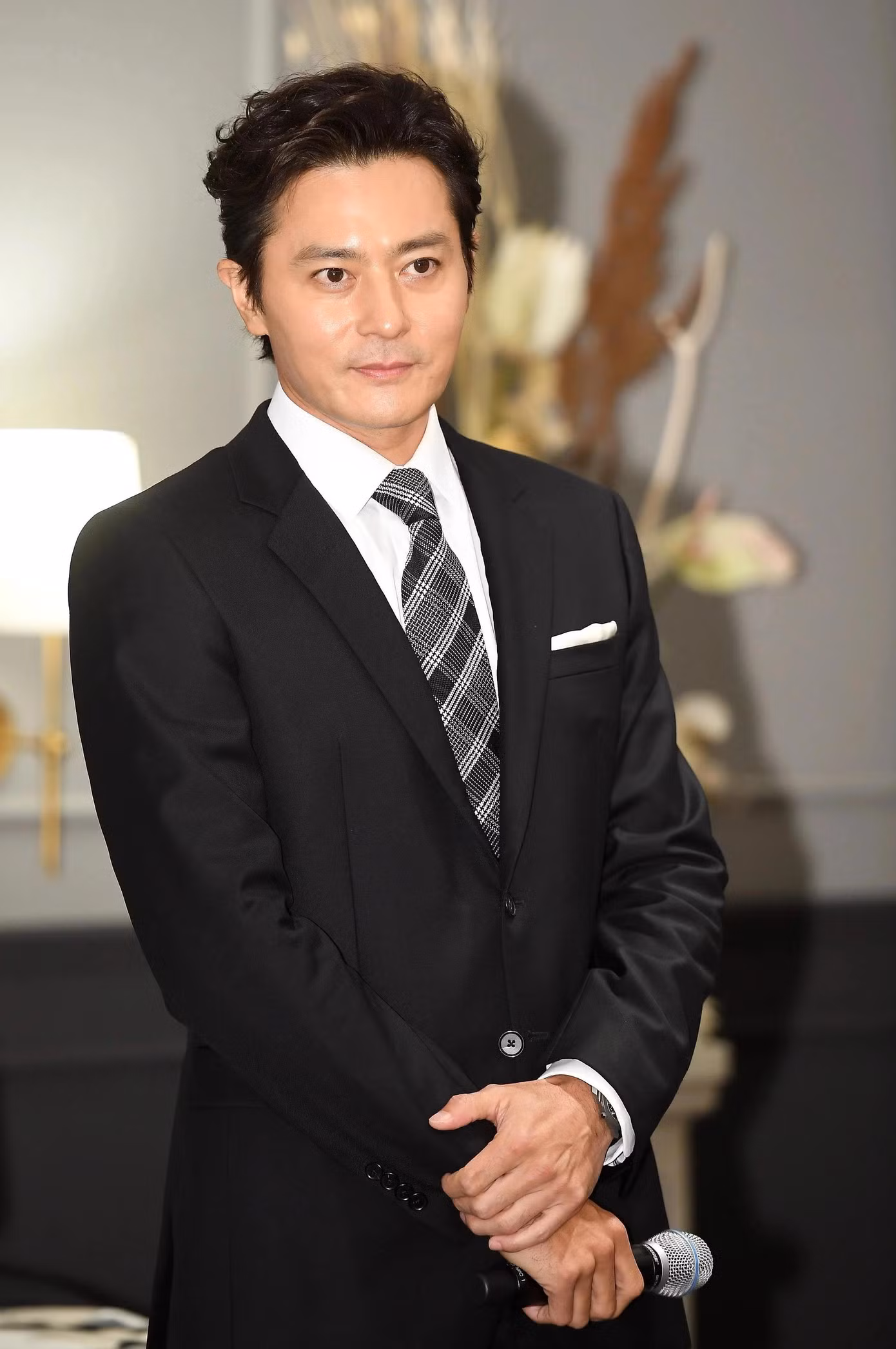 Đảm nhận việc phát biểu chúc mừng trong lễ cưới là tài tử Jang Dong Gun, người anh thân thiết của chú rể Hyun Bin.