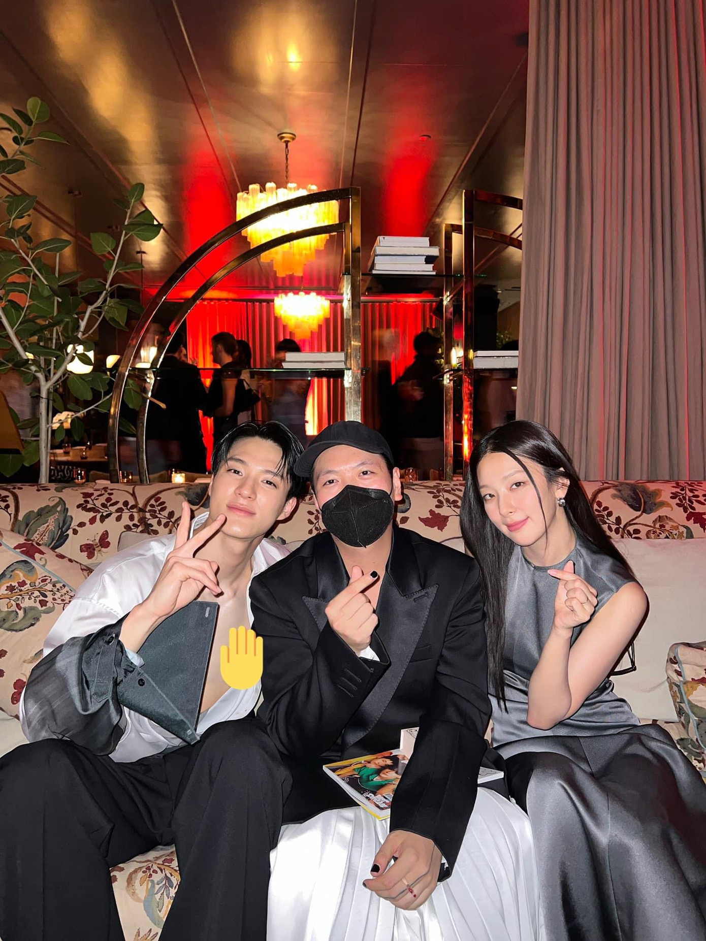 Peter Do chụp hình cùng Seulgi và Jeno tại buổi tiệc sau show diễn.