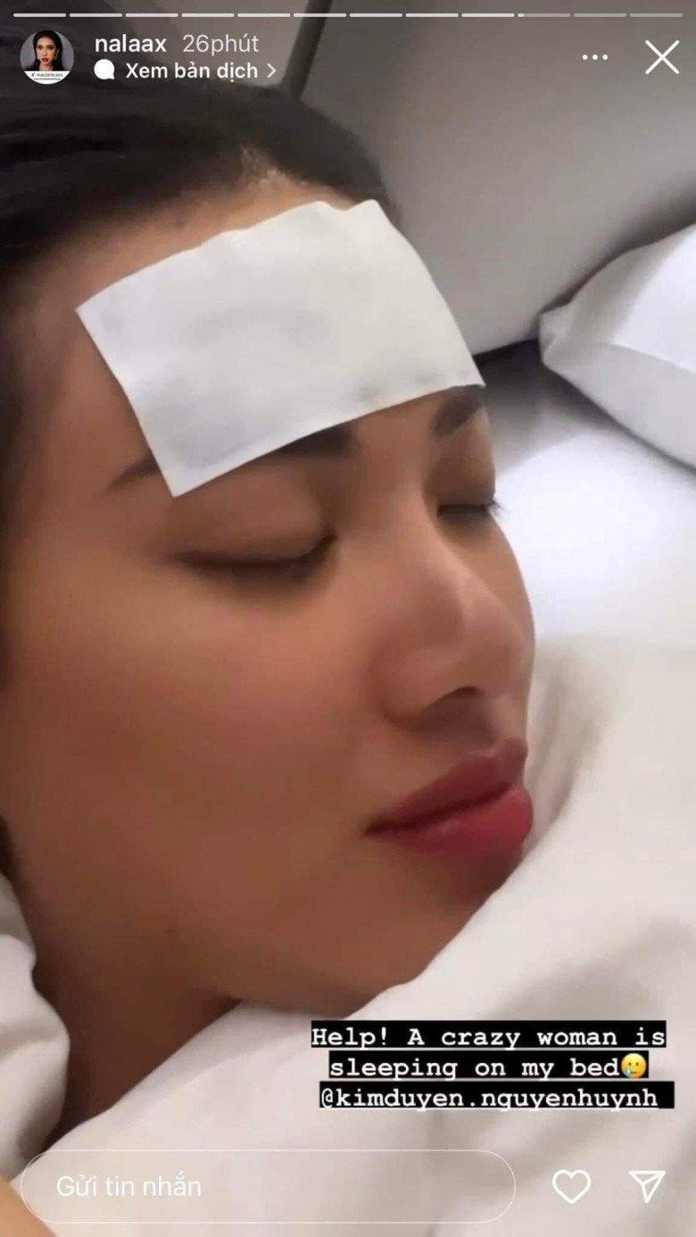 Hình ảnh Kim Duyên phải dán hạ sốt được một người đẹp nước khác đăng tải. Hình ảnh Kim Duyên phải dán hạ sốt được một người đẹp nước khác đăng tải.