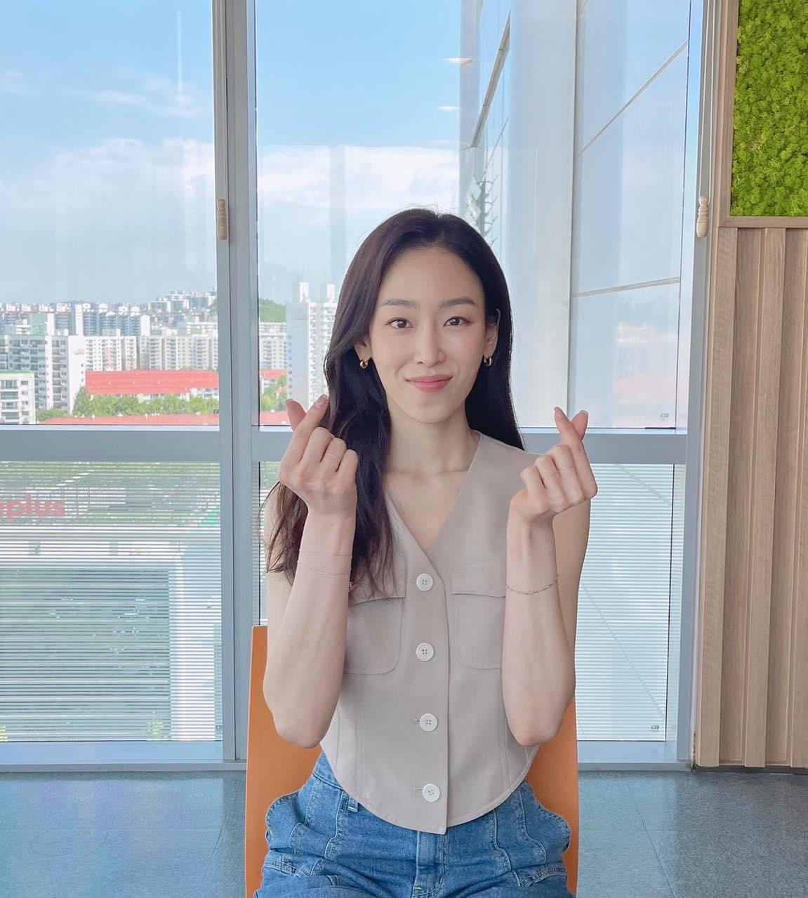 Hình ảnh gầy gò của Seo Hyun Jin ngoài đời thực.