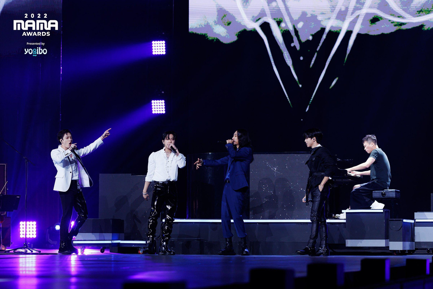 Giai điệu piano kết hợp với lời rap mạnh mẽ của các rapper đã mang đến một không gian khai màn đầy cảm xúc cho ngày 2 MAMA 2022. Giai điệu piano kết hợp với lời rap mạnh mẽ của các rapper đã mang đến một không gian khai màn đầy cảm xúc cho ngày 2 MAMA 2022.