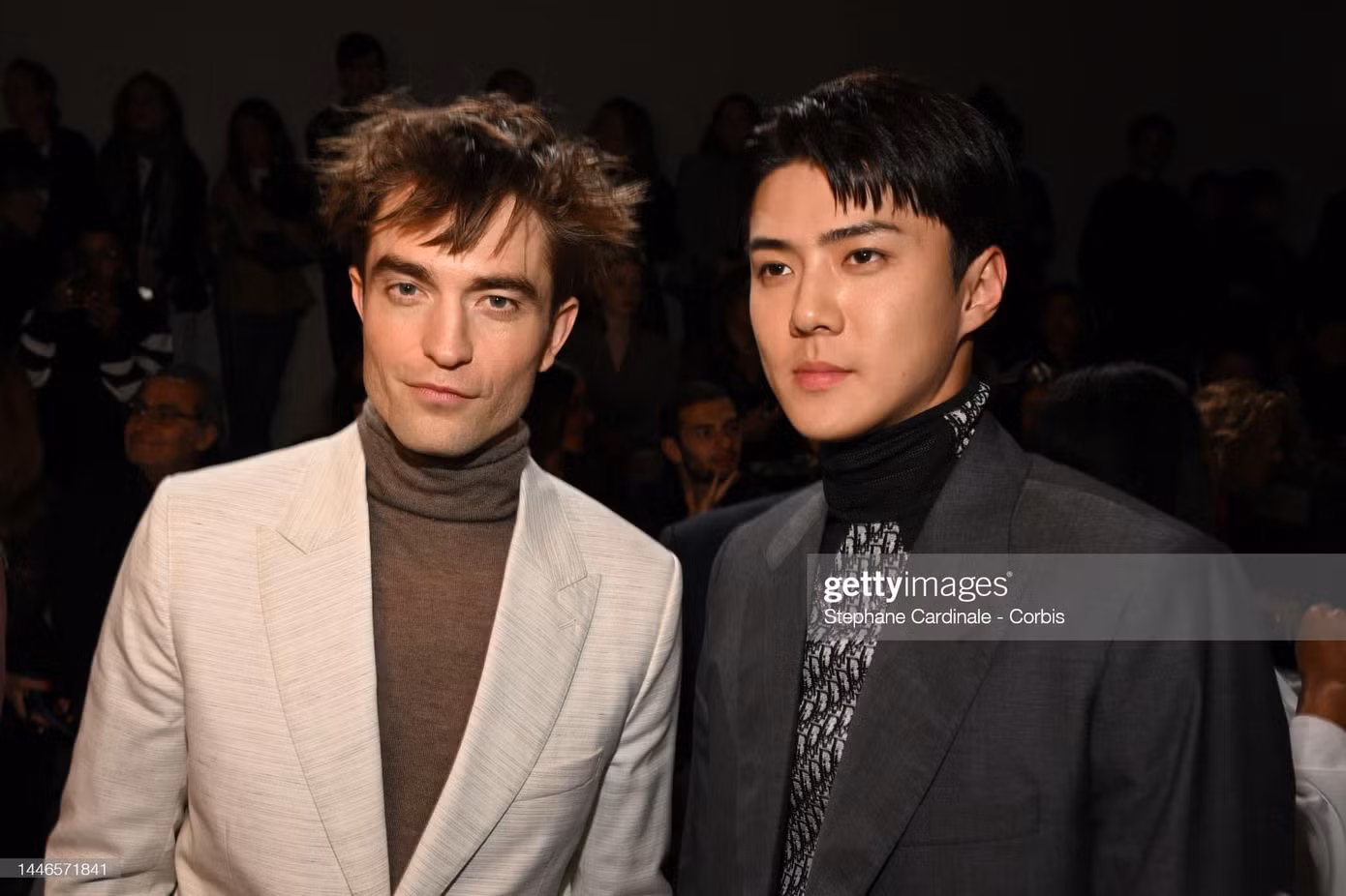 Oh Sehun và Robert Pattionson "không anh nào chịu thua anh nào".
