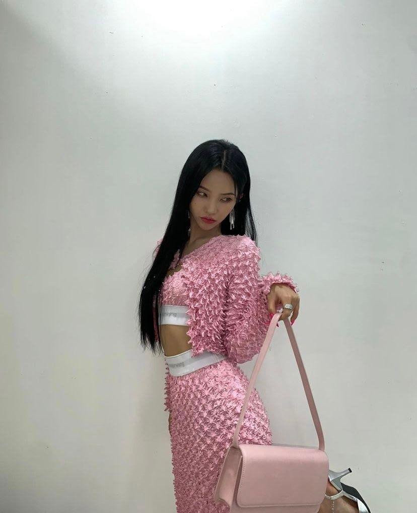 Jeon Soyeon ((G)I-DLE) vừa ngầu vừa nữ tính khi diện nguyên set đồ trong chương trình My Teenage Girl.