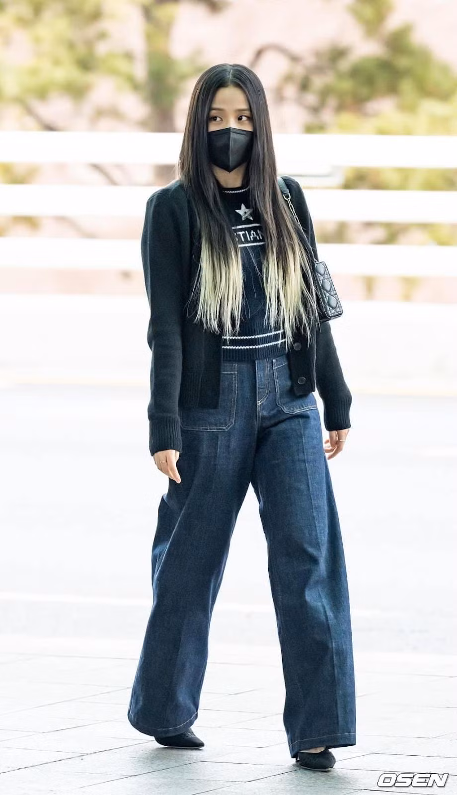 Người hâm mộ đang háo hức chờ đợi màn "lên đồ" tại sự kiện thời trang sắp tới trong màu tóc mới này của Jisoo.